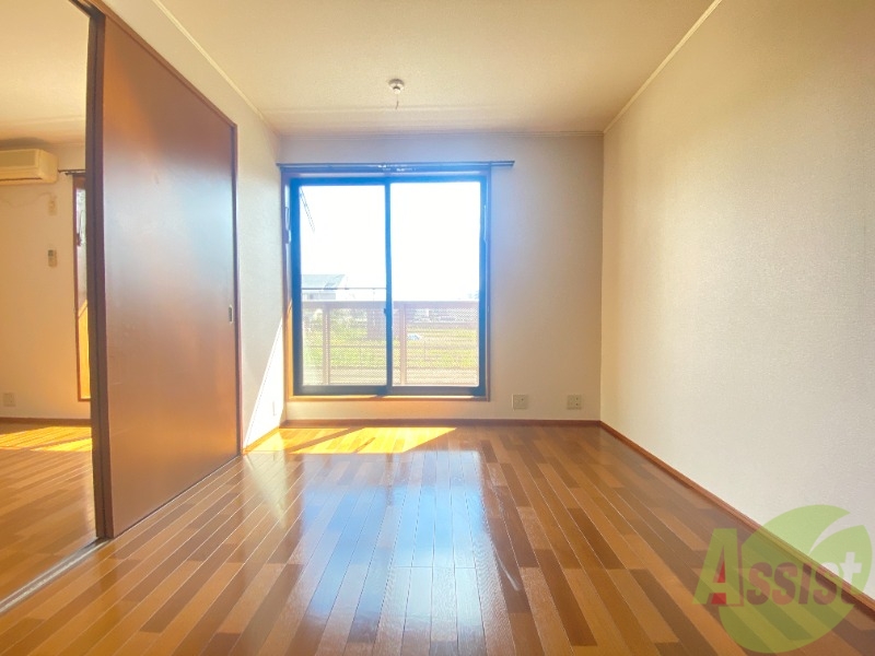 その他部屋・スペース　寝室になりそうな洋室です。シンプルで落ち着きますね。