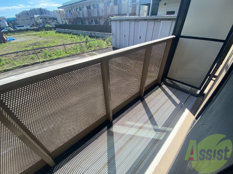 バルコニー　バルコニーは洗濯物を干すのに十分な広さがありますね。