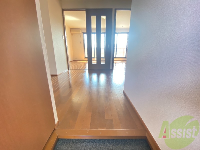 玄関　玄関から撮影しました。明るい印象ですね。