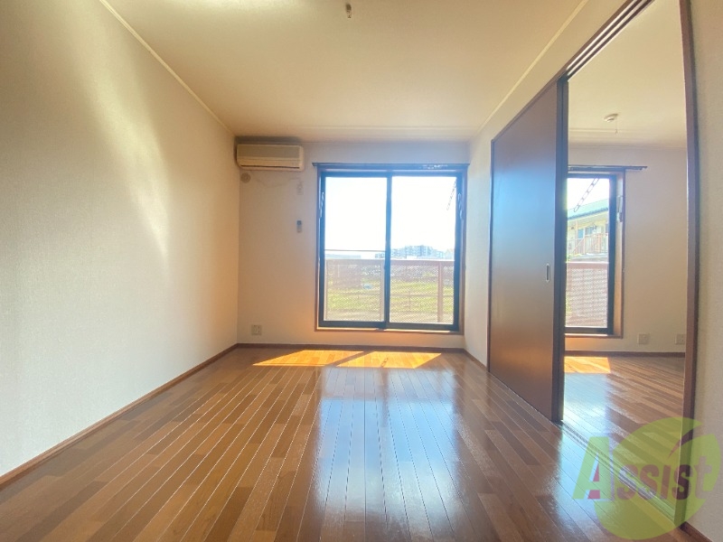 居室・リビング　６帖の洋室です。生活のメインとなる部屋ですね。