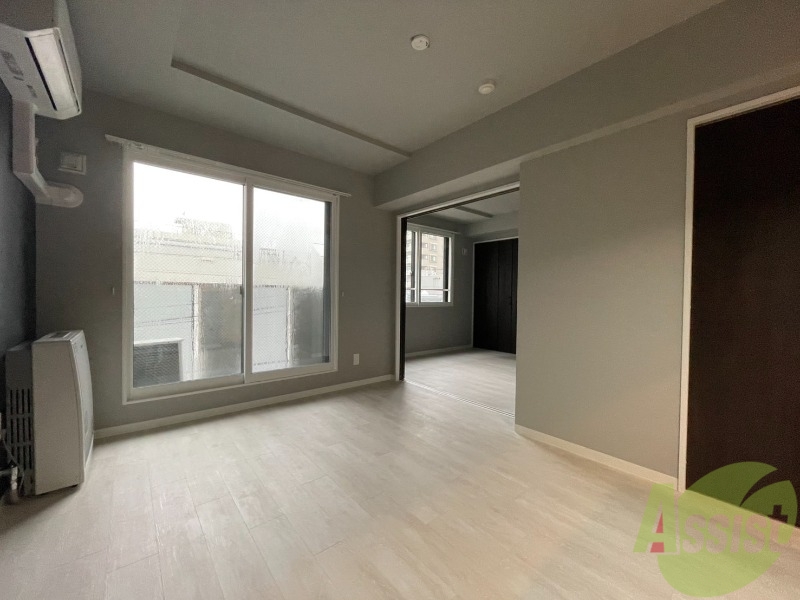 居室・リビング　リビングです。窓が大きくて明るいですね！