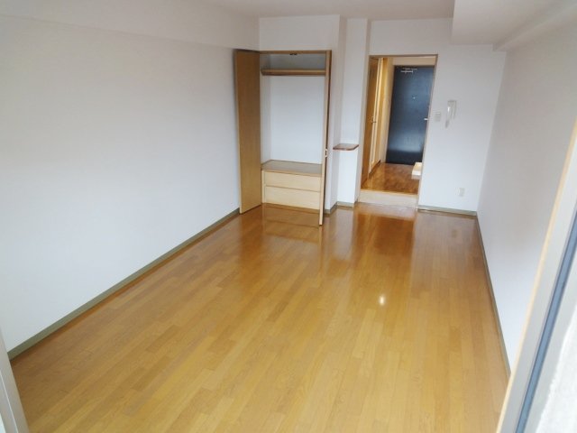 居室・リビング　同物件別室です。