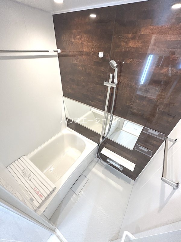 バス・シャワールーム　大きな鏡のあるお風呂でゆったりできそうですね。