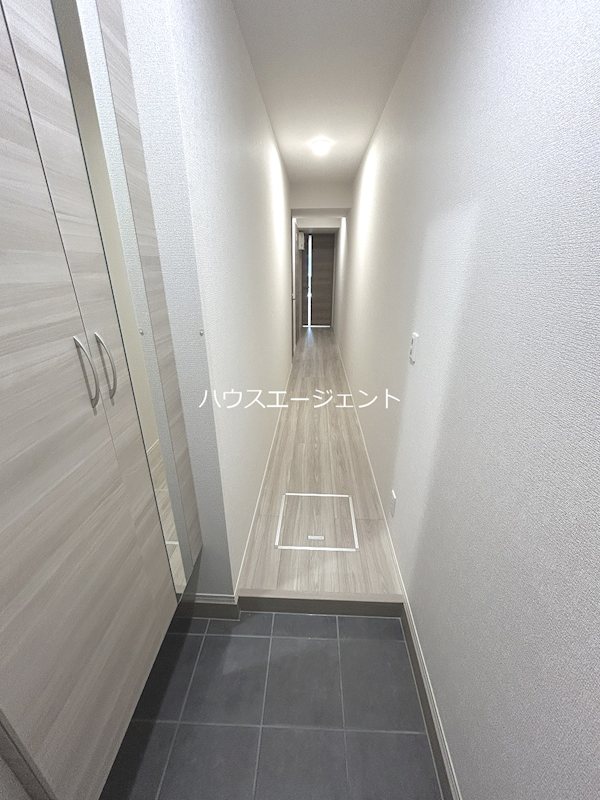 玄関　玄関を入るとすぐ廊下でスッキリした印象です。