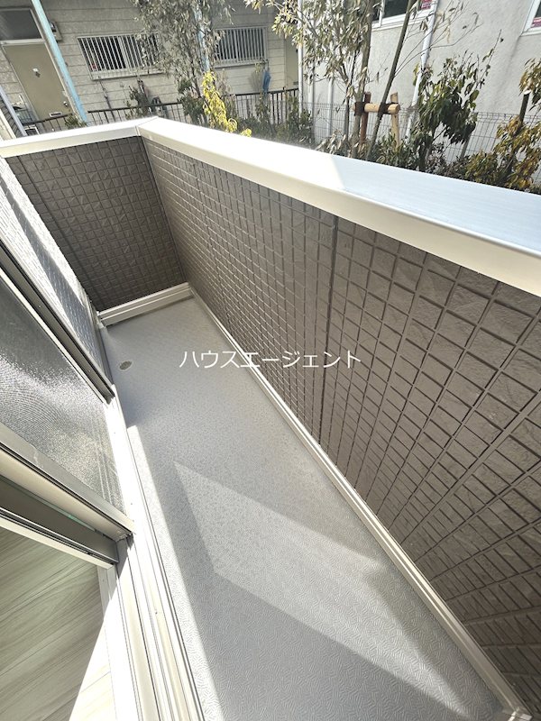 バルコニー　洗濯物のしっかり干せそうなベランダです。