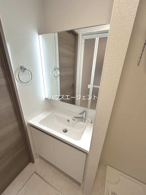 洗面設備　ファミリータイプには必須の独立洗面台です。