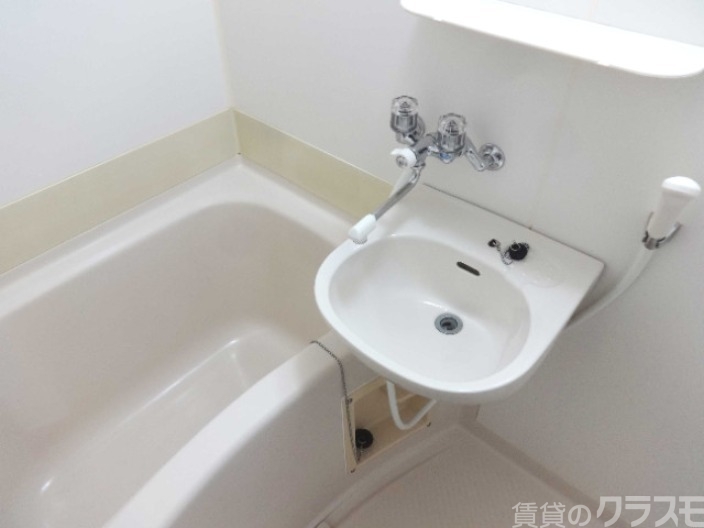 バス・シャワールーム　築年数は感じますね…