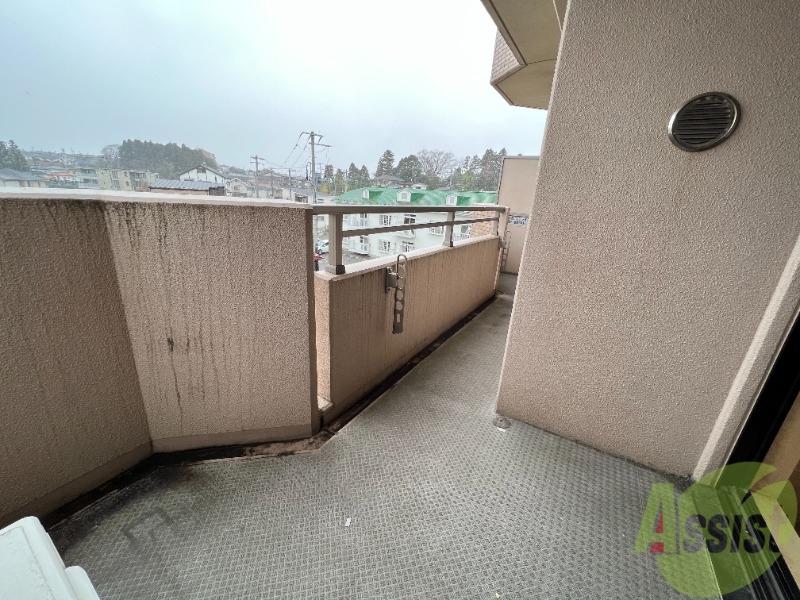 バルコニー　バルコニー付きなので晴れた日は洗濯物が干せそうです。