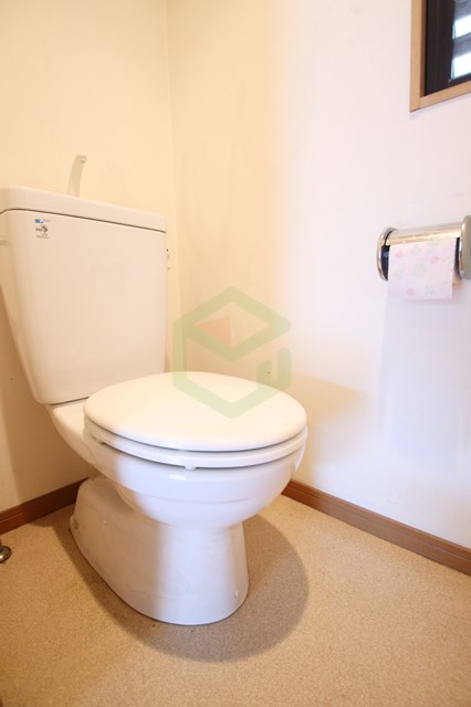 トイレ　落ち着いた色調のトイレです