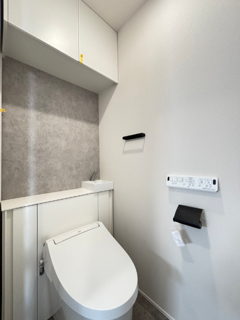 トイレ　温水洗浄便座付・手洗いカウンター付