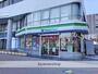 コンビニ　ファミリーマート（コンビニ）まで493m