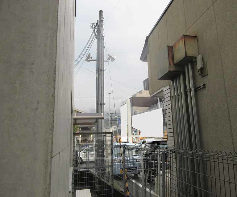 眺望　すぐそばには大通りがあります。