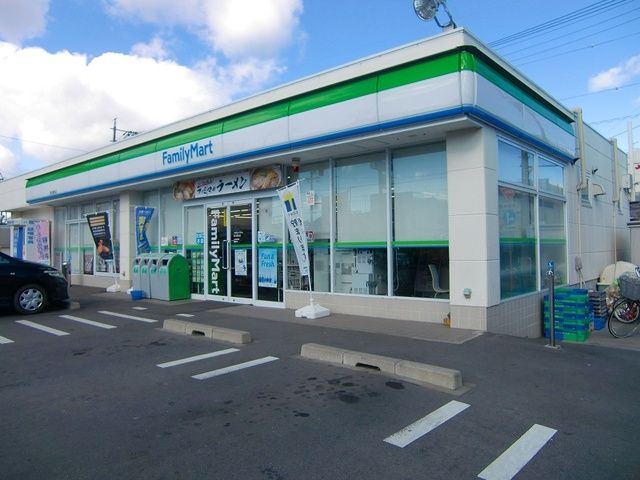 コンビニ　ファミリーマート掛川西町店（コンビニ）まで750m
