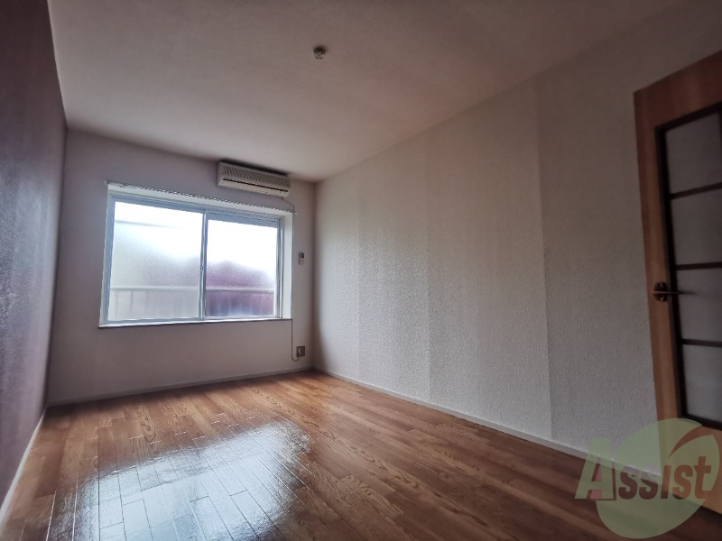 居室・リビング　８．５帖の洋室です。広々として、明るい印象です。