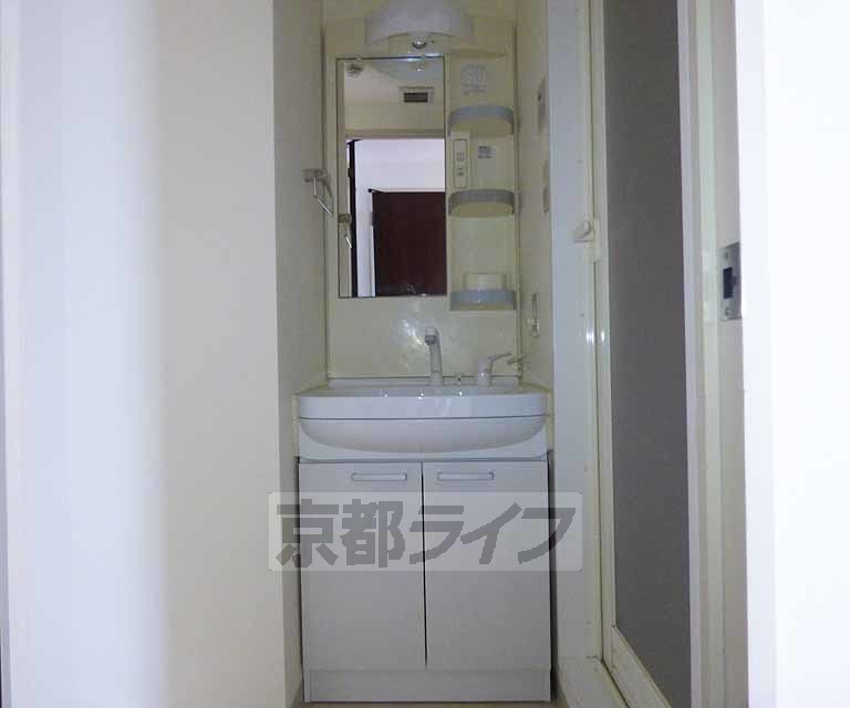 洗面設備　綺麗な洗面台です。