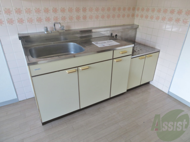 キッチン　シンプルなキッチンタイルの模様が可愛いですね。