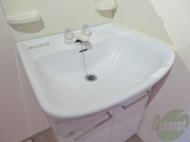 洗面設備　独立洗面台で朝の支度にも助かりますねー。