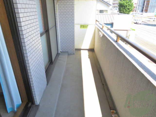 バルコニー　広いバルコニーが付いているので晴れたは洗濯物が沢山干せますね