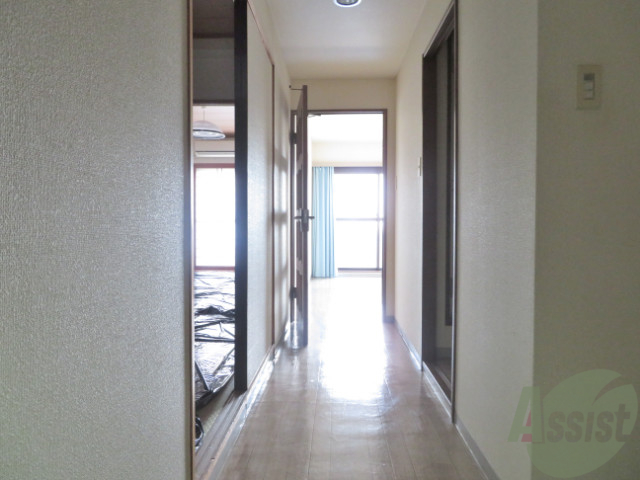 玄関　こちらは玄関からの目線になります光が届いて明るいですね