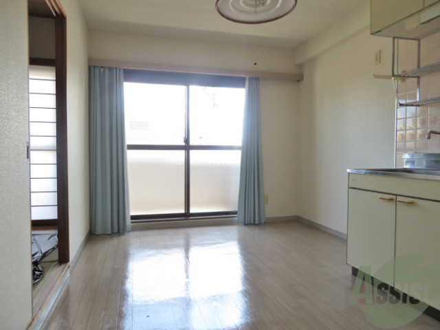 居室・リビング　東向きの大きな窓からたっぷり日差しが入り明るいお部屋ですね