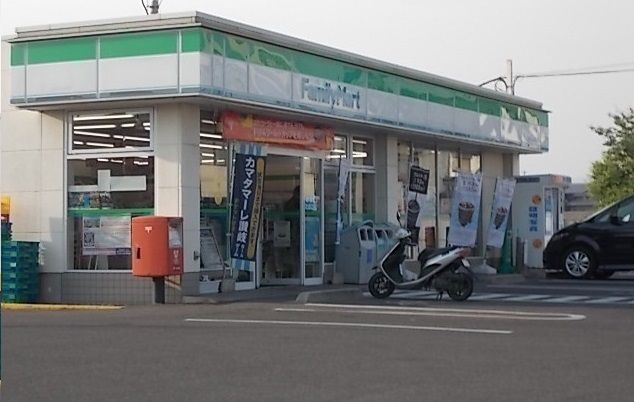 コンビニ　ファミリーマートさん（コンビニ）まで50m