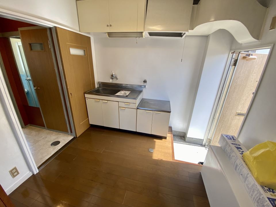 玄関　３畳のキッチンです