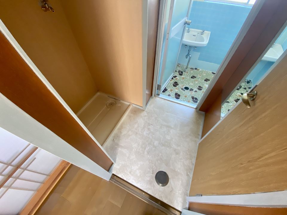 洗面設備　室内洗濯機置場です