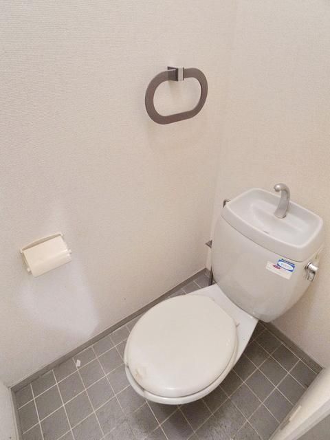 トイレ　♪タイル敷きのトイレは掃除がしやすい♪