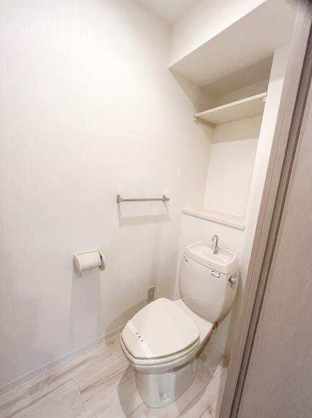 トイレ　収納付きのトイレ空間です