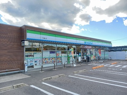 コンビニ　ファミリーマート今治阿方店（コンビニ）まで735m