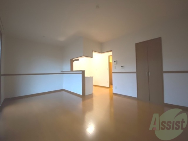 居室・リビング　約１３帖のリビングです。広々としていますね。