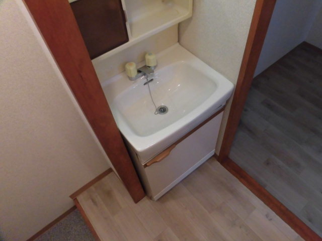 洗面設備　独立した洗面台なので準備など快適です