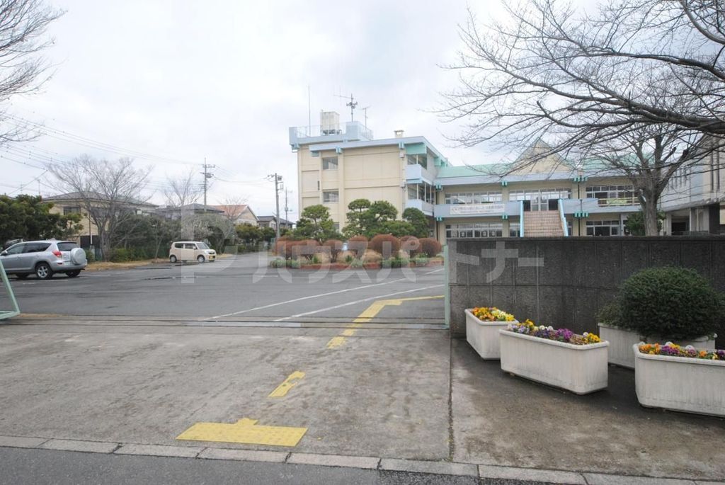 小学校　松伏町立松伏小学校（小学校）まで300m