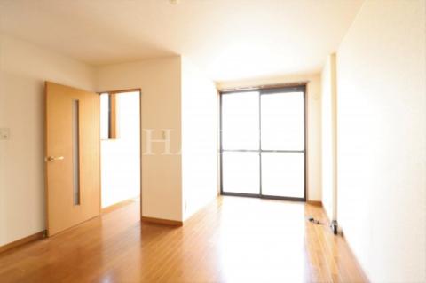 居室・リビング　同物件別部屋です