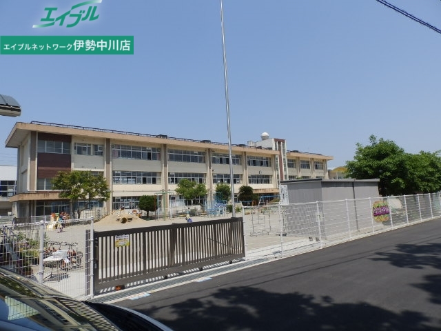 小学校　松阪市立中川小学校（小学校）まで800m