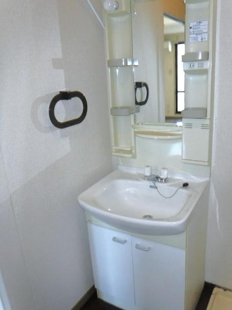 洗面設備　コンパクトで使いやすい洗面所