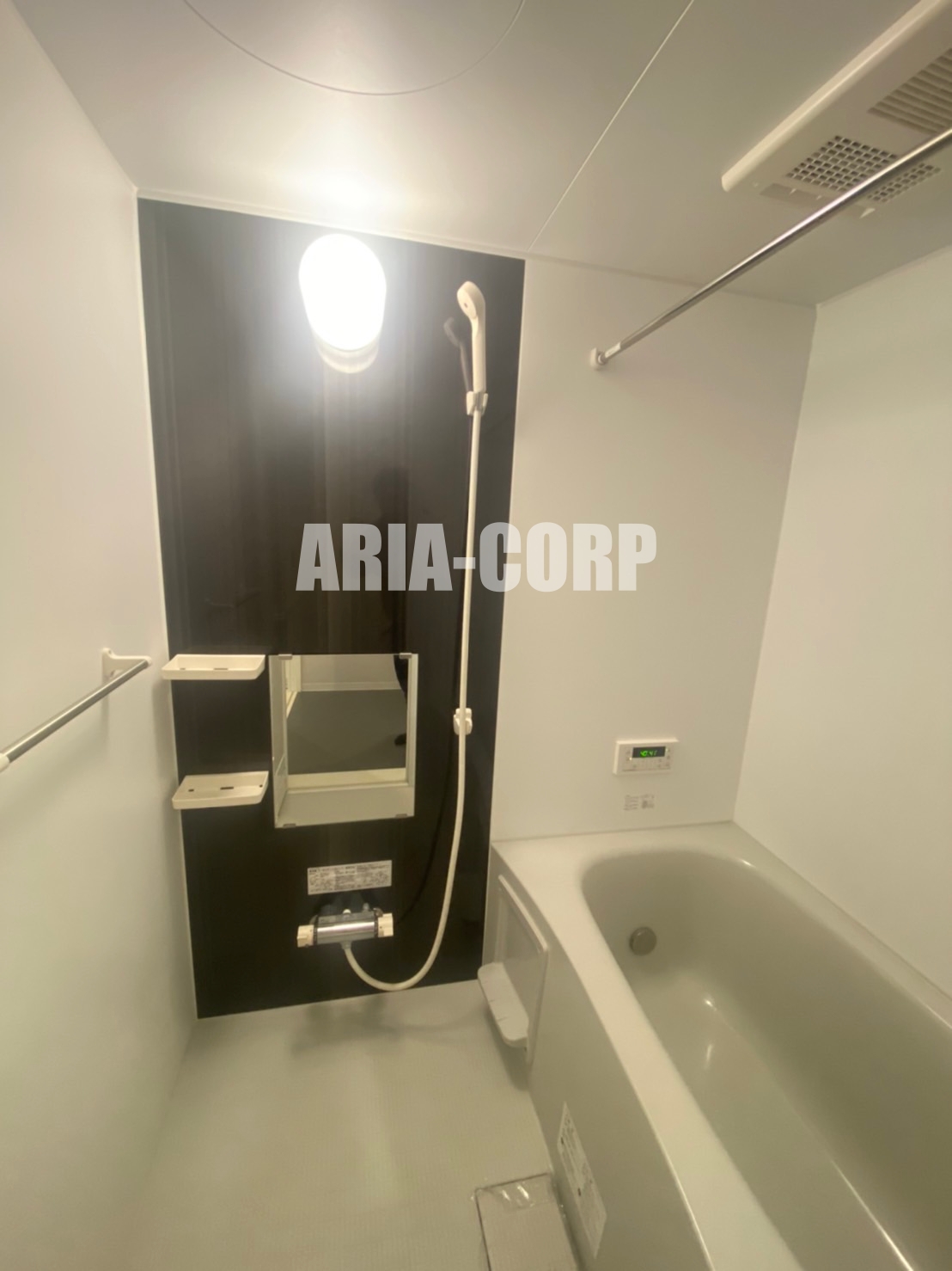 バス・シャワールーム　追い焚き機能付。カラーパネル採用でお洒落なバスルーム。