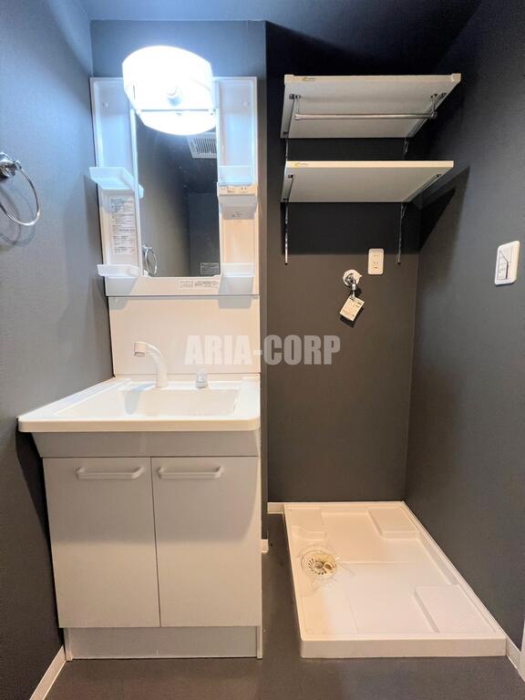 洗面設備　シャンプードレッサー付きの独立洗面台！収納豊富な洗面所♪