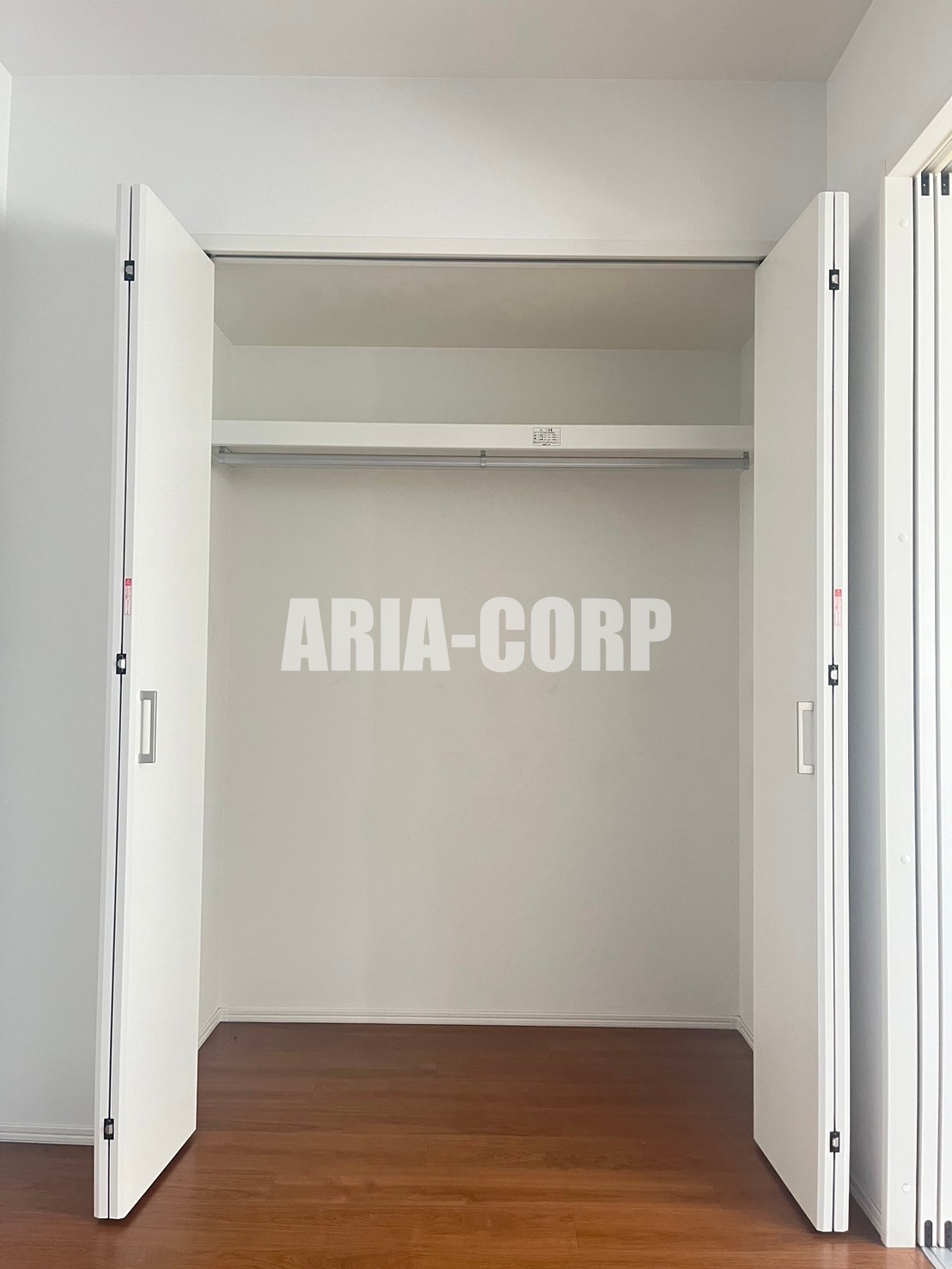 収納　クローゼット、上部には便利な棚がございます