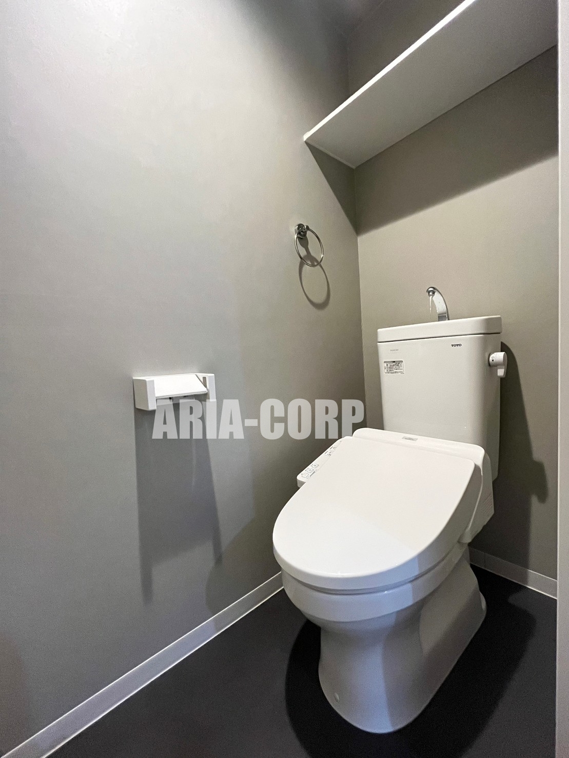 トイレ　ウォシュレット対応♪上部には収納スペースもあります！