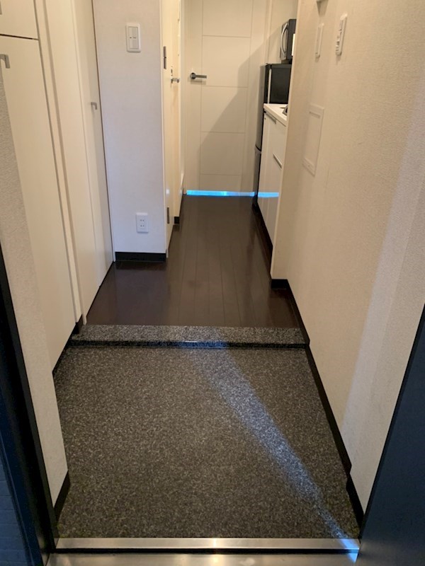 玄関　弊社は都内全域の家具家電付き物件をご紹介可能です。