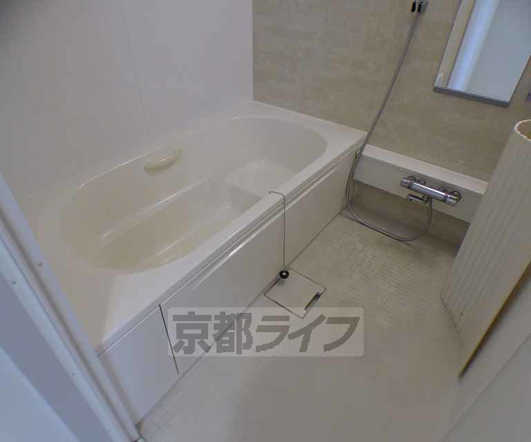 バス・シャワールーム　足を伸ばして浸かれそうなお風呂です。