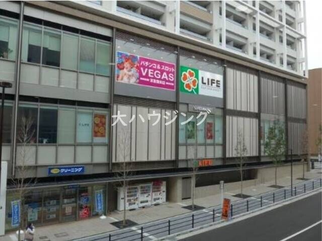 スーパー　ライフ京急蒲田駅前店（スーパー）まで933m