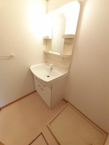 洗面設備　明るい洗面所です