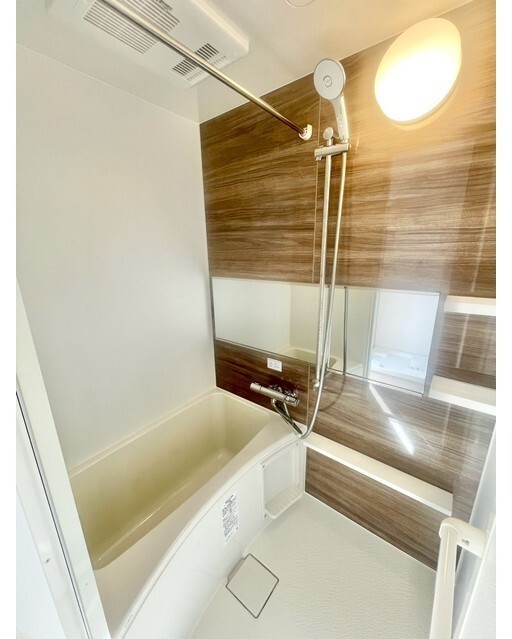 バス・シャワールーム　雨の日でも安心の浴室乾燥機付きです♪※同仕様