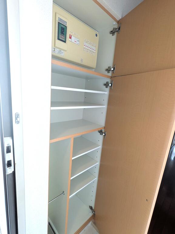 玄関　※別部屋の参考写真です。