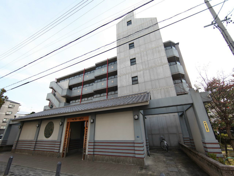 建物外観　外観　防犯カメラ付　屋根付き駐輪場　敷地内平面駐車場