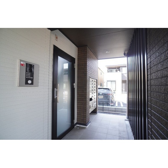 その他　共用エントランスにはオートロックあり