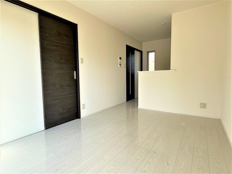 居室・リビング　約10帖リビングは温かい陽の光が差し込みます。