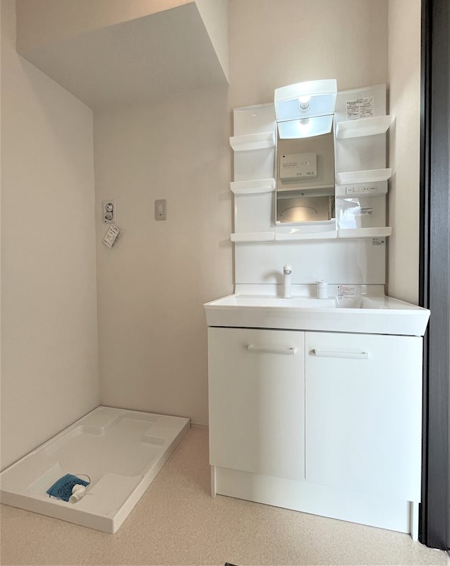 洗面設備　独立洗面化粧台の横には洗濯用防水パン